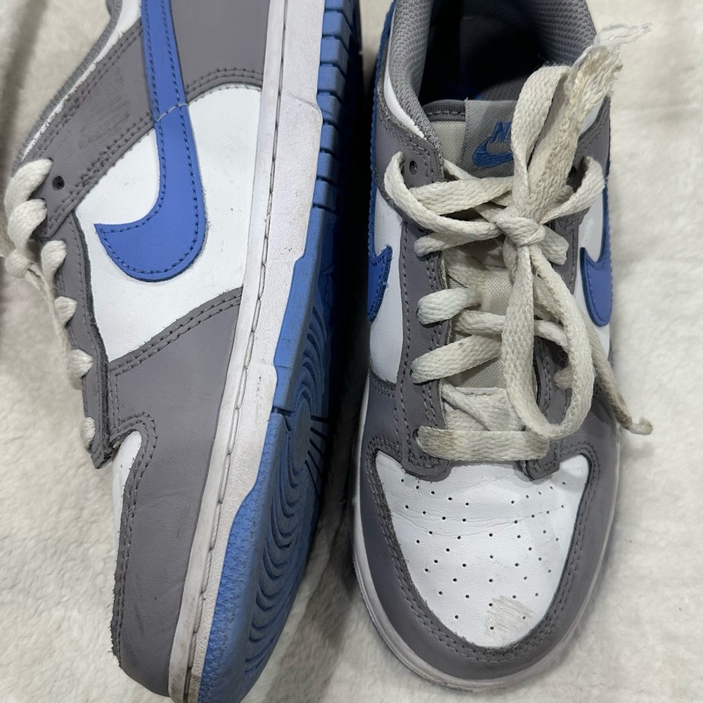 Nike Kids' Gray and White Sneakers with Blue Highlights